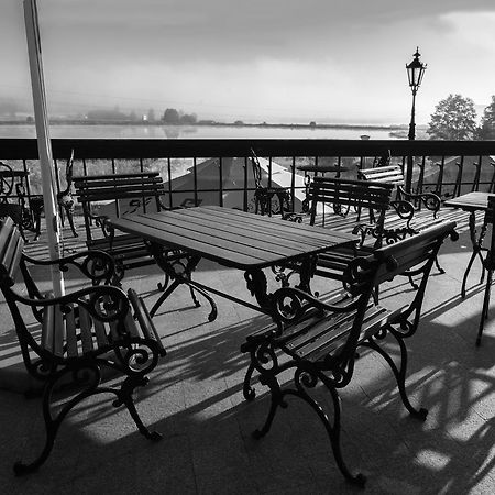 Hotel Wyrwidab Chodzież Buitenkant foto